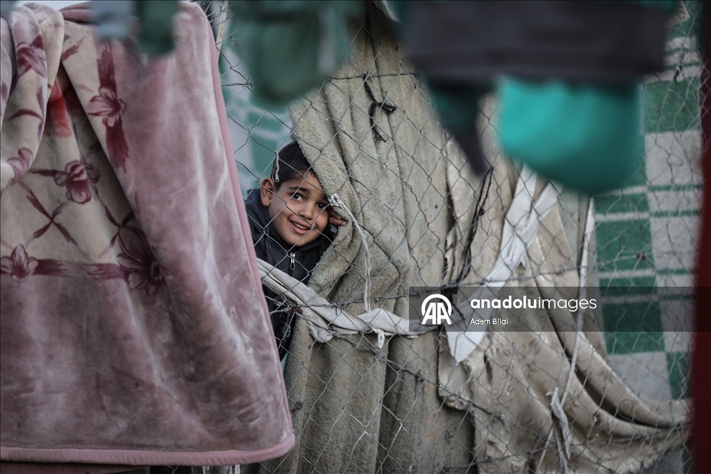 Повседневная жизнь в лагере Нусейрат в Газе на фоне разрушений