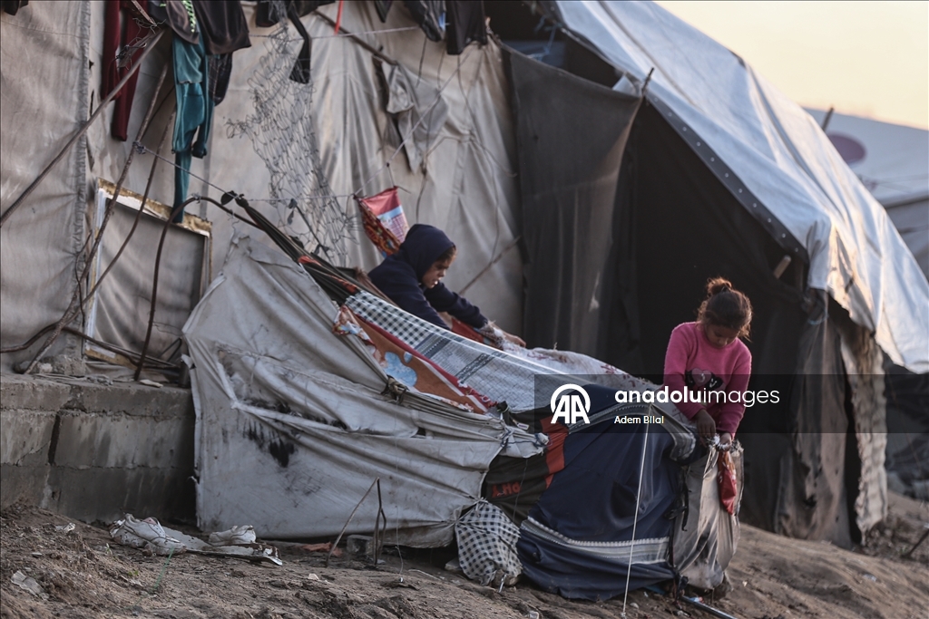 Повседневная жизнь в лагере Нусейрат в Газе на фоне разрушений