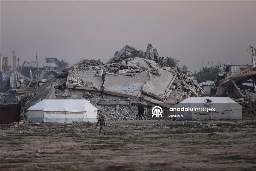 Повседневная жизнь в лагере Нусейрат в Газе на фоне разрушений