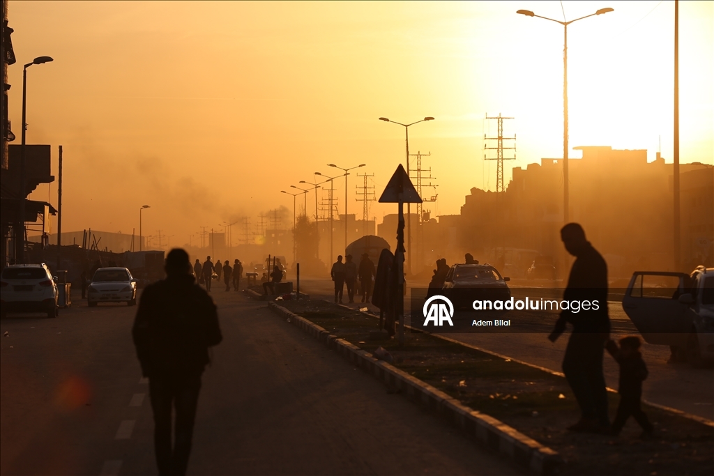 Повседневная жизнь в лагере Нусейрат в Газе на фоне разрушений