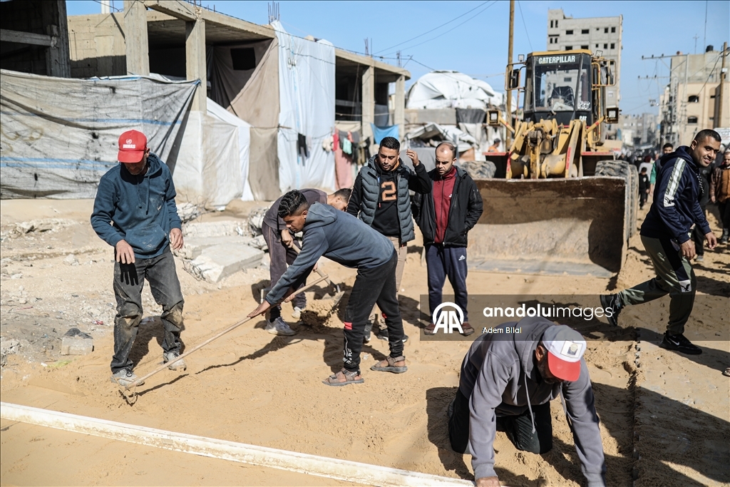 Муниципалитет Нусейрата ремонтирует поврежденные участки на главной улице