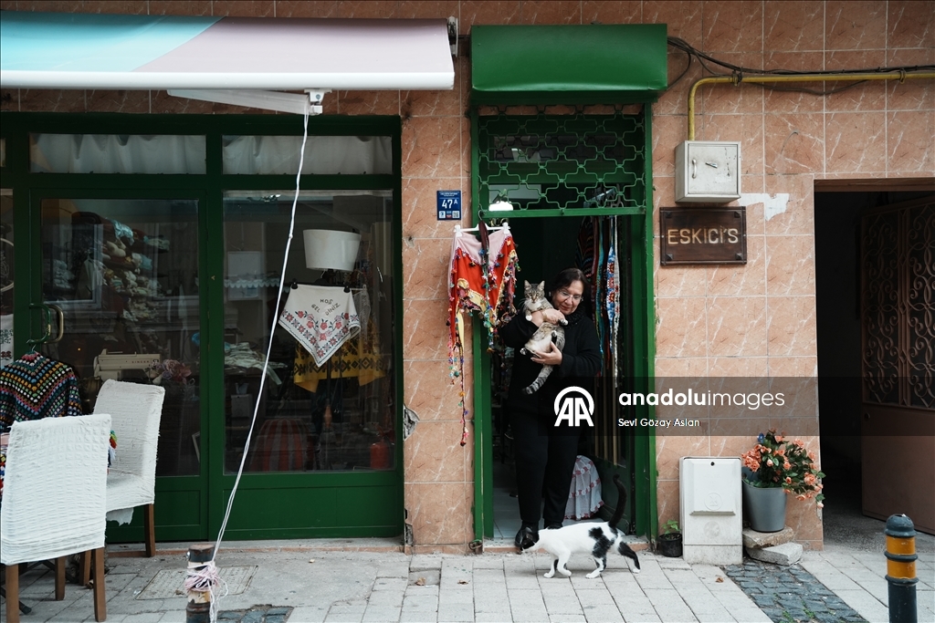 Sandıklardan çıkan asırlık çeyizler ikinci el dükkanında alıcı buluyor