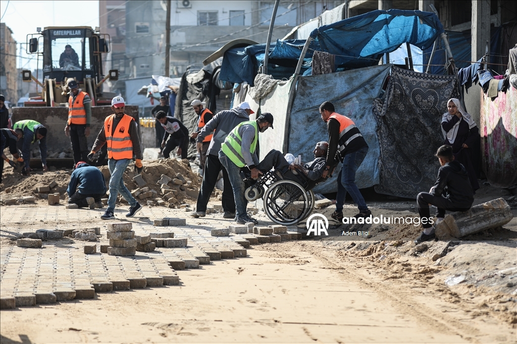 Муниципалитет Нусейрата ремонтирует поврежденные участки на главной улице