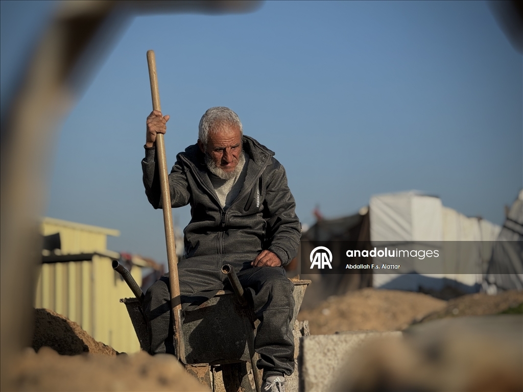 أبو حطب.. مسن يواري 18 ألف فلسطيني قتلتهم إسرائيل بغزة