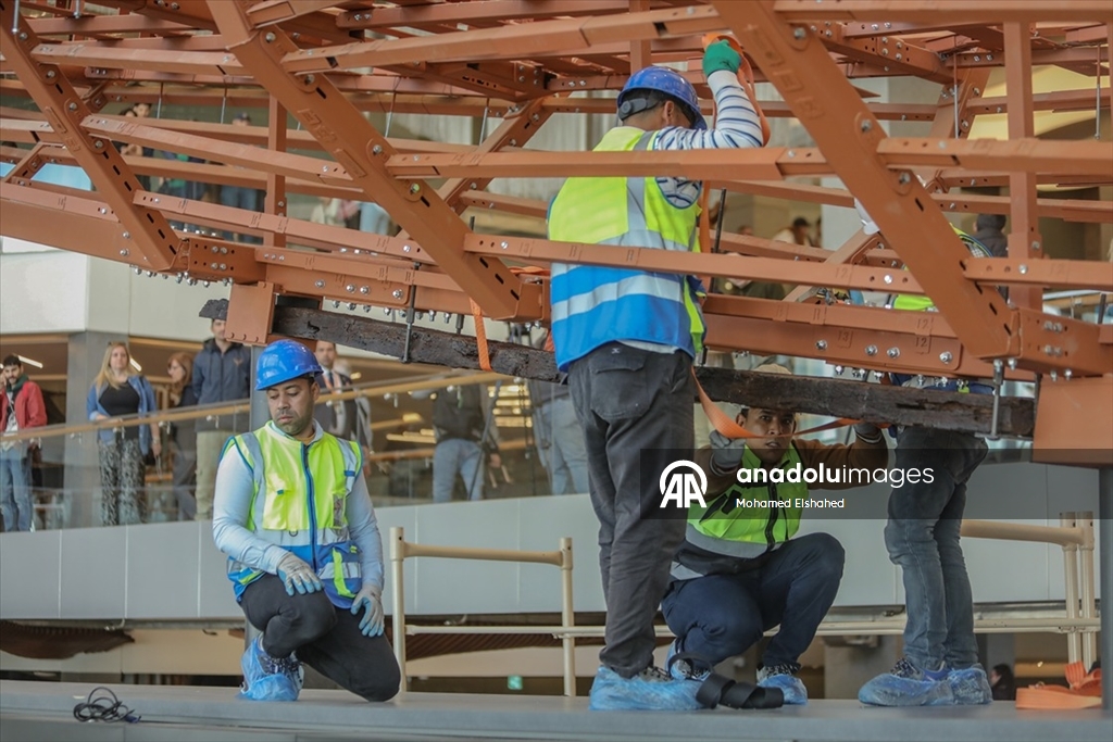 Mısır Firavunu Keops’un 4 bin 600 yıllık geminin parçaları, Büyük Mısır Müzesi'ne taşındı