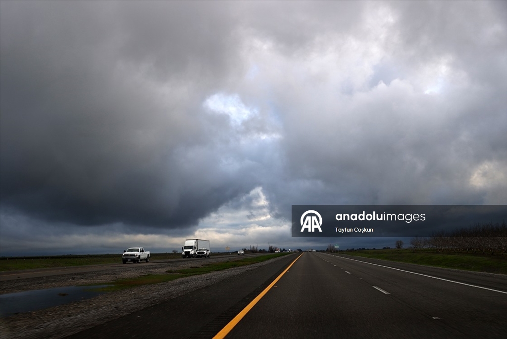 California’da etkili olan Atmosferik Nehir ile birlikte şiddetli yağışlar hayatı olumsuz etkiliyor