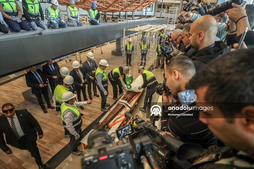 Mısır Firavunu Keops’un 4 bin 600 yıllık geminin parçaları, Büyük Mısır Müzesi'ne taşındı