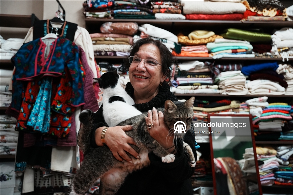Sandıklardan çıkan asırlık çeyizler ikinci el dükkanında alıcı buluyor