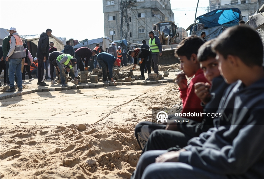 Муниципалитет Нусейрата ремонтирует поврежденные участки на главной улице
