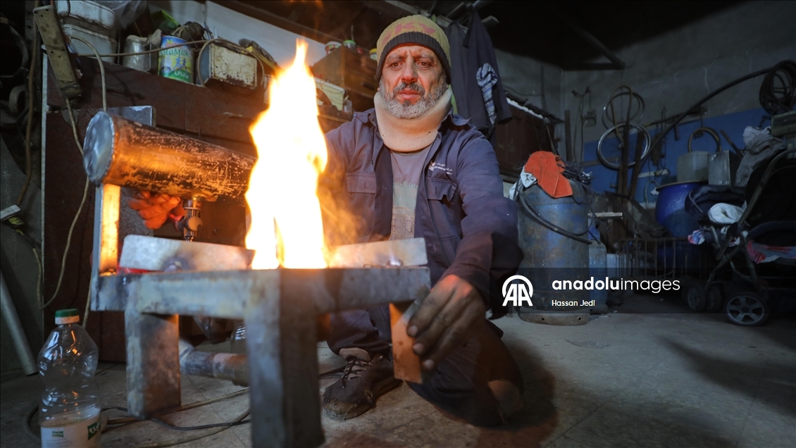 Filistinli Basım, enkazdan topladığı atıklarla yakıt krizine geçici çözüm sunuyor