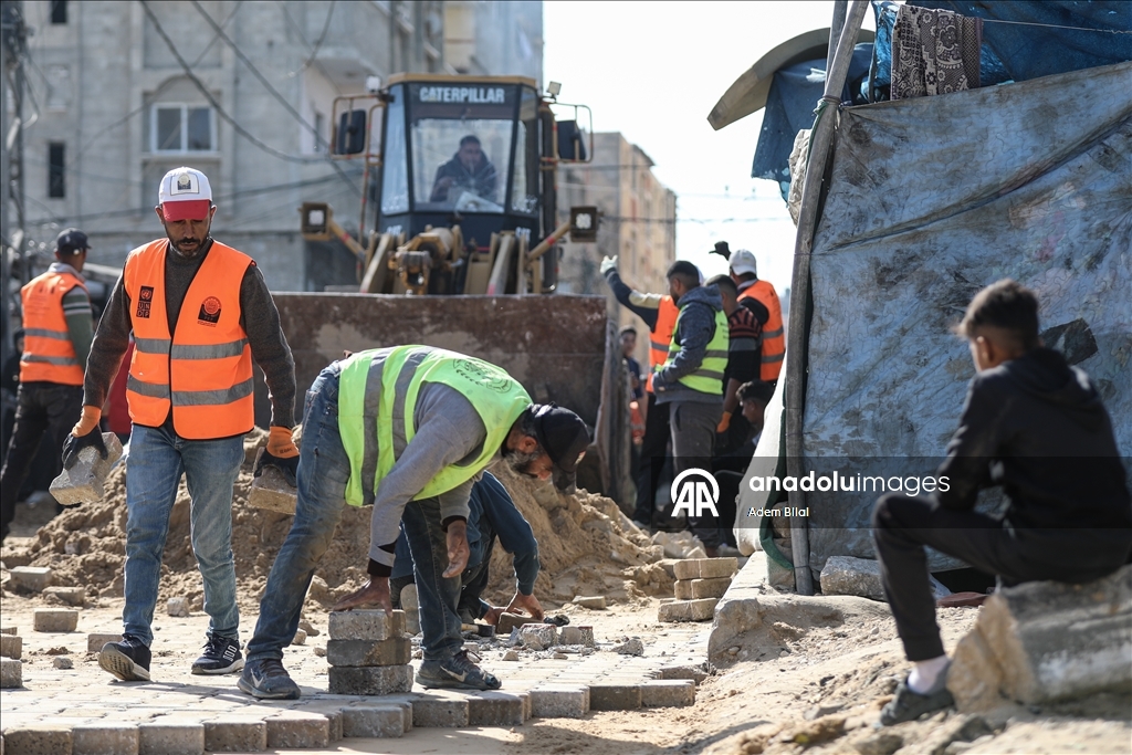 Муниципалитет Нусейрата ремонтирует поврежденные участки на главной улице