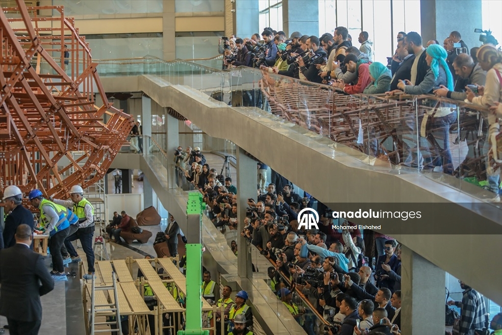 Mısır Firavunu Keops’un 4 bin 600 yıllık geminin parçaları, Büyük Mısır Müzesi'ne taşındı