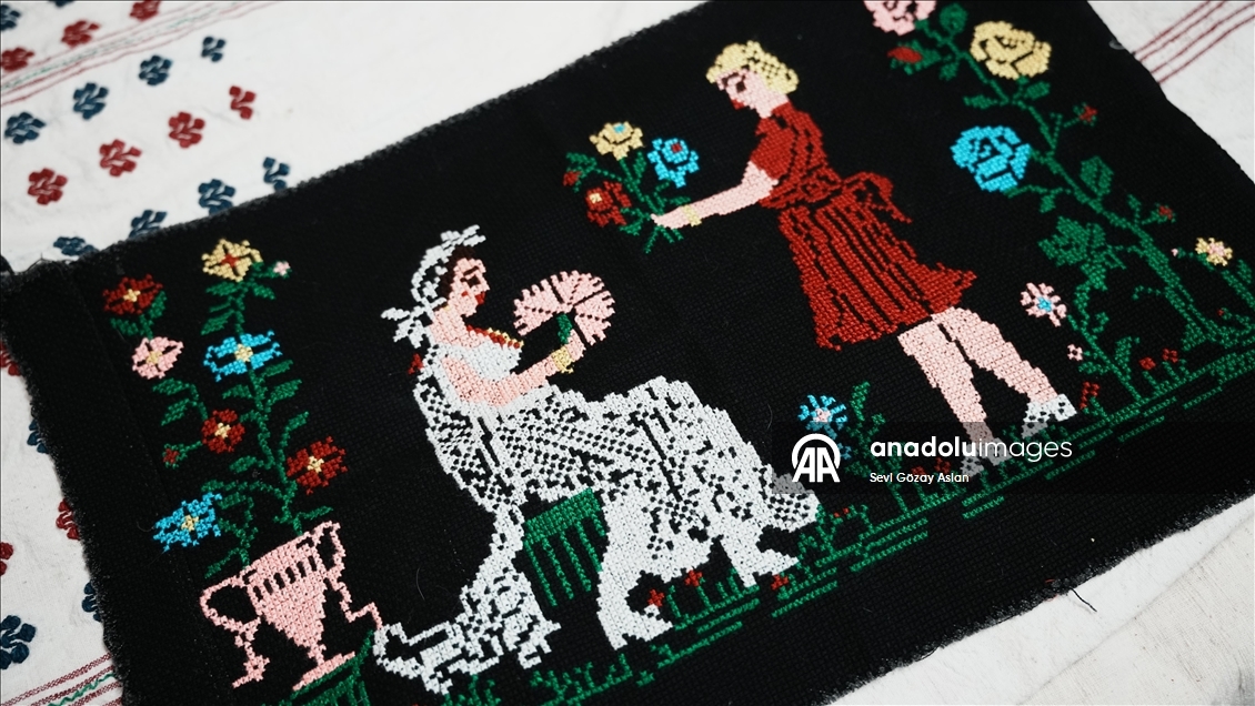 Sandıklardan çıkan asırlık çeyizler ikinci el dükkanında alıcı buluyor