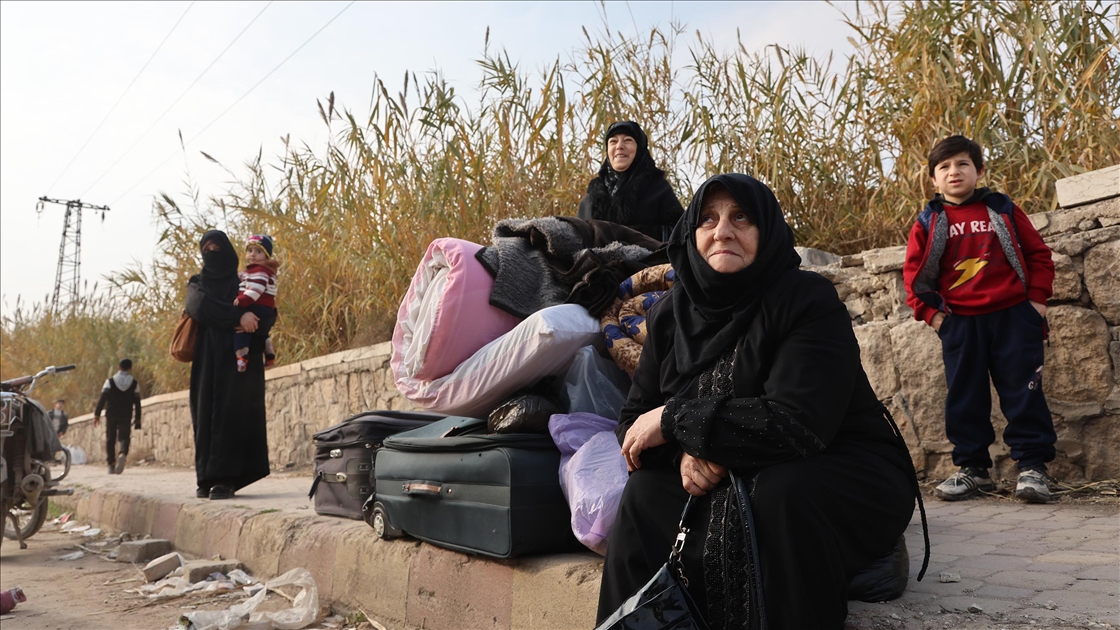 Suriye'nin Halep ilinde PKK/YPG’nin işgal ettiği Eşrefiyye ve Şeyh Maksud’da halk evlerini terk ediyor