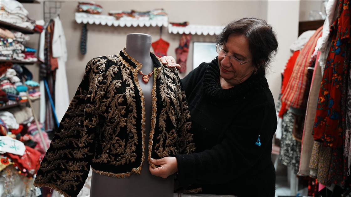 Sandıklardan çıkan asırlık çeyizler ikinci el dükkanında alıcı buluyor