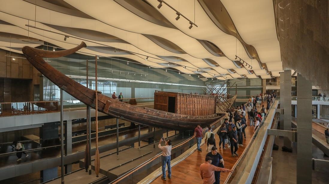 Mısır Firavunu Keops’un 4 bin 600 yıllık gemisinin parçaları, Büyük Mısır Müzesi'ne taşındı