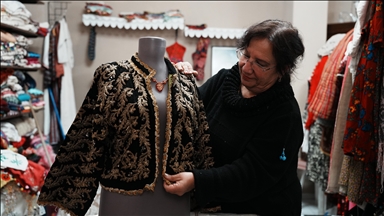 Sandıklardan çıkan asırlık çeyizler ikinci el dükkanında alıcı buluyor