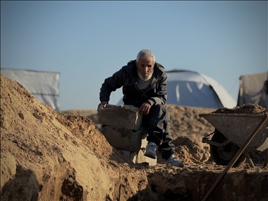 أبو حطب.. مسن يواري 18 ألف فلسطيني قتلتهم إسرائيل بغزة