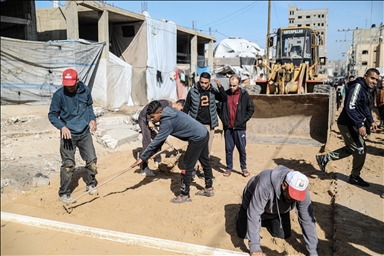 Муниципалитет Нусейрата ремонтирует поврежденные участки на главной улице