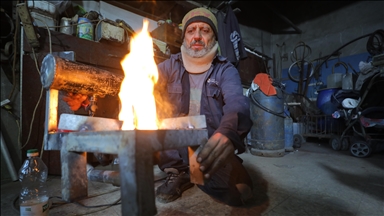 Filistinli Basım, enkazdan topladığı atıklarla yakıt krizine geçici çözüm sunuyor