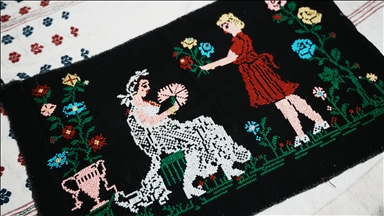 Sandıklardan çıkan asırlık çeyizler ikinci el dükkanında alıcı buluyor