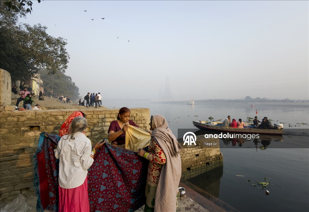 Delhi’de Yamuna Ghat’ta Gün Doğumu Ritüelleri