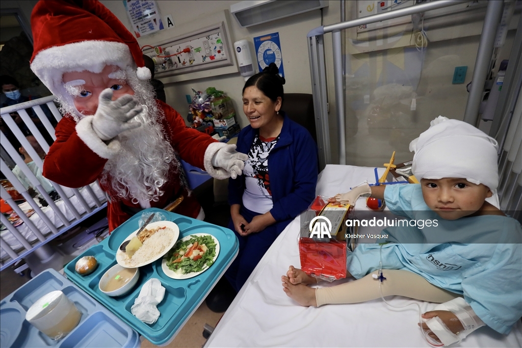 Noel karakterleri Lima'da çocuk hastanesini ziyaret etti