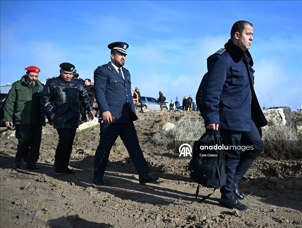 Ливийская военная делегация проводит осмотр обломков разбившегося самолета в Анкаре