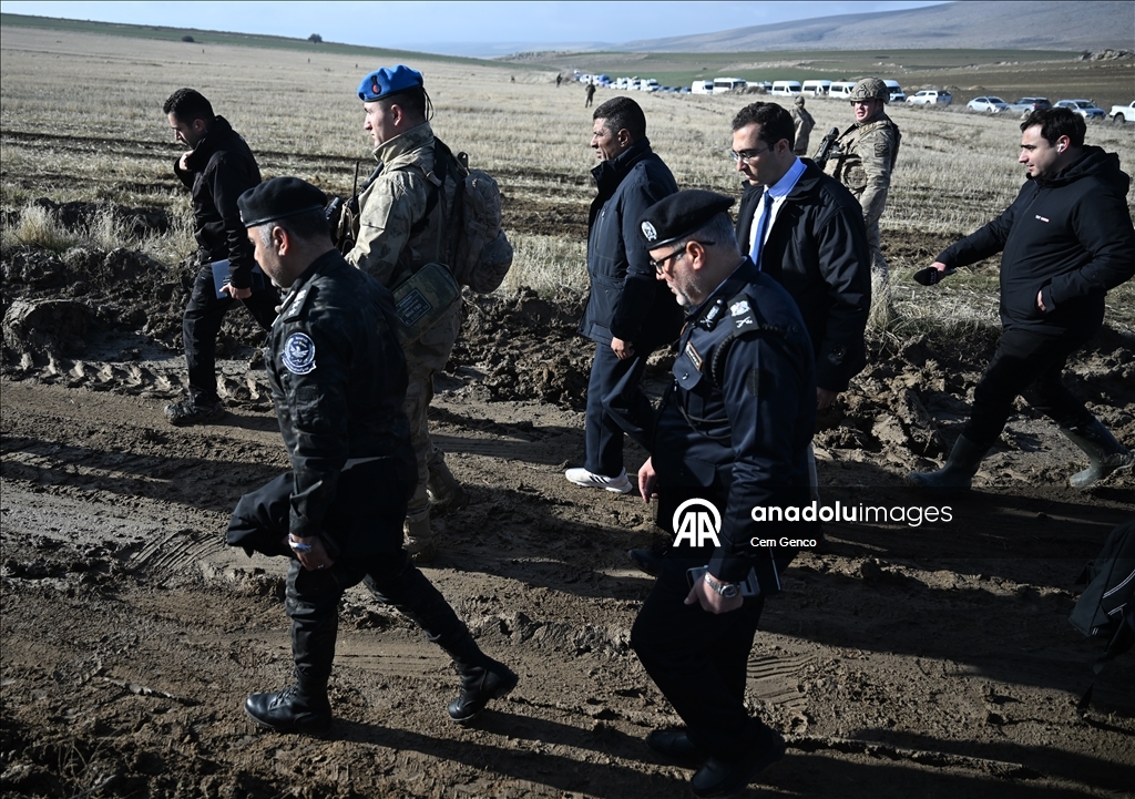 Ливийская военная делегация проводит осмотр обломков разбившегося самолета в Анкаре