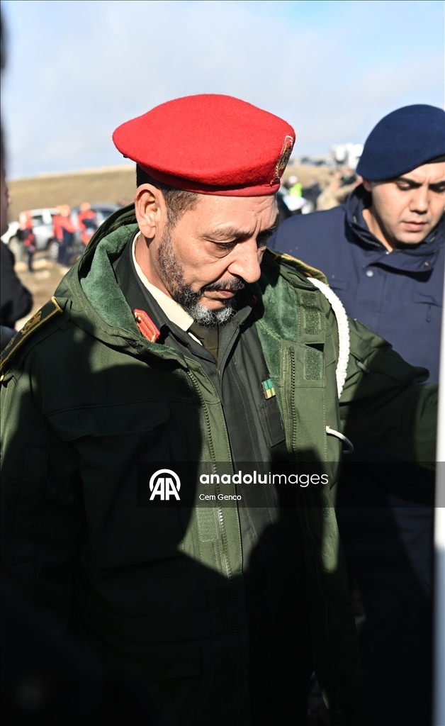 Ливийская военная делегация проводит осмотр обломков разбившегося самолета в Анкаре