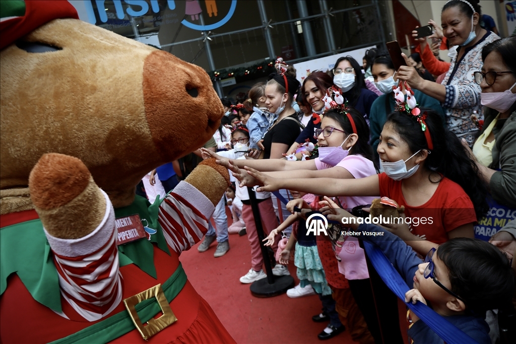 Noel karakterleri Lima'da çocuk hastanesini ziyaret etti