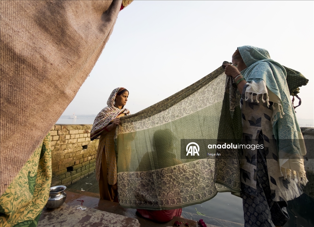 Delhi’de Yamuna Ghat’ta Gün Doğumu Ritüelleri