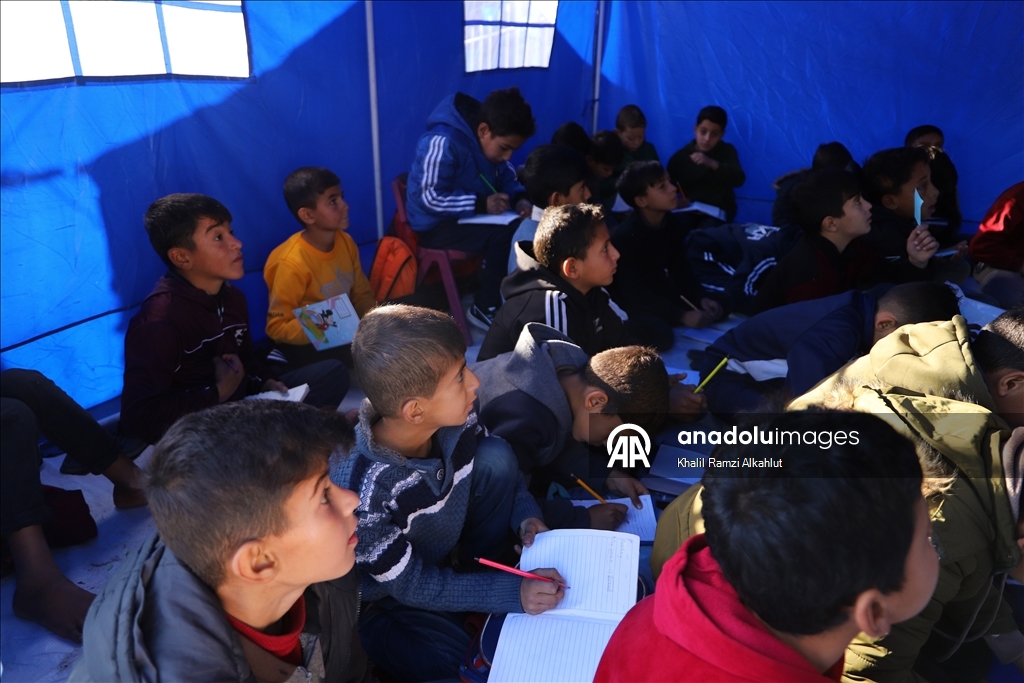 Gazze’de gönüllü öğretmenler kurdukları çadırlarda ders veriyor