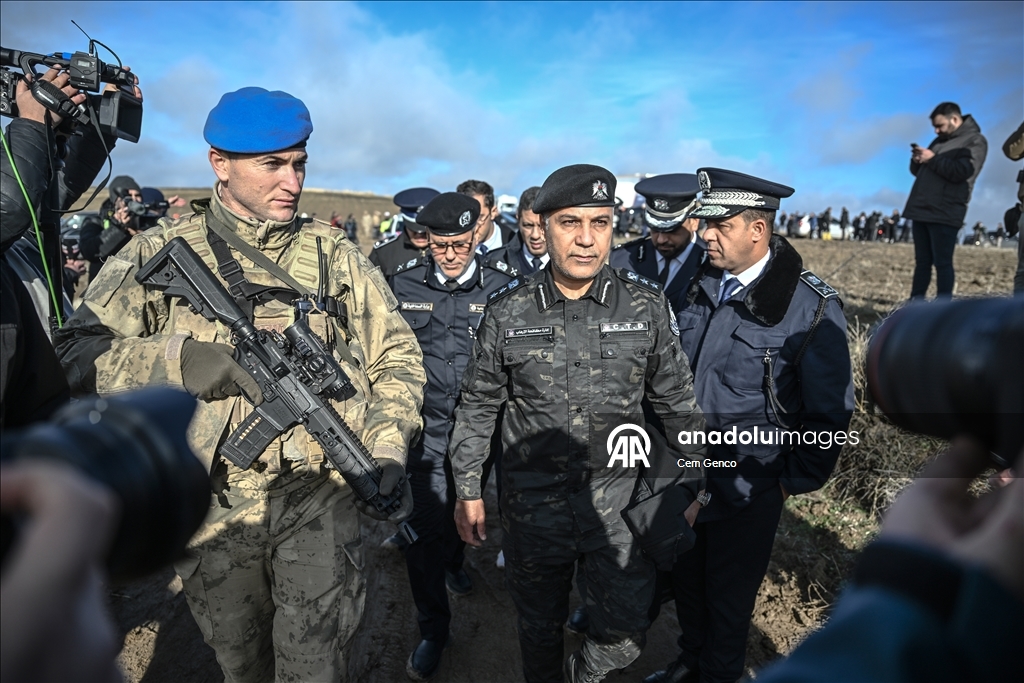 Ливийская военная делегация проводит осмотр обломков разбившегося самолета в Анкаре