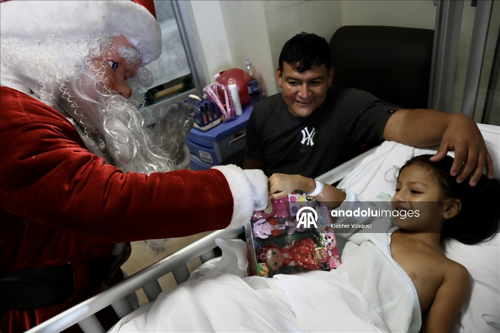 Noel karakterleri Lima'da çocuk hastanesini ziyaret etti