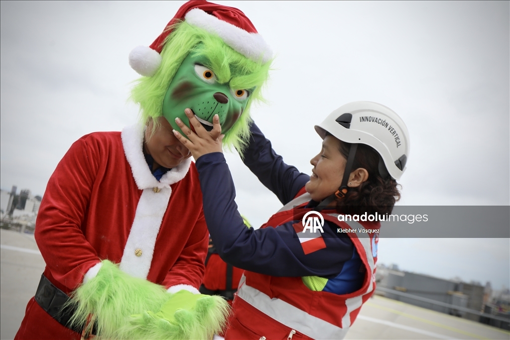 Noel karakterleri Lima'da çocuk hastanesini ziyaret etti