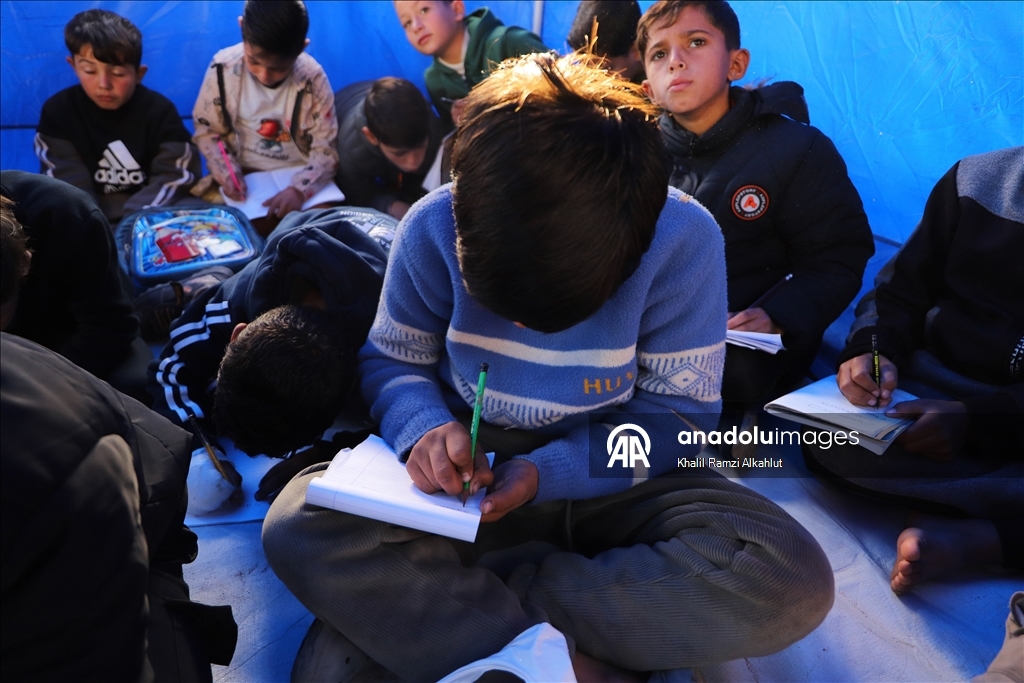 Gazze’de gönüllü öğretmenler kurdukları çadırlarda ders veriyor