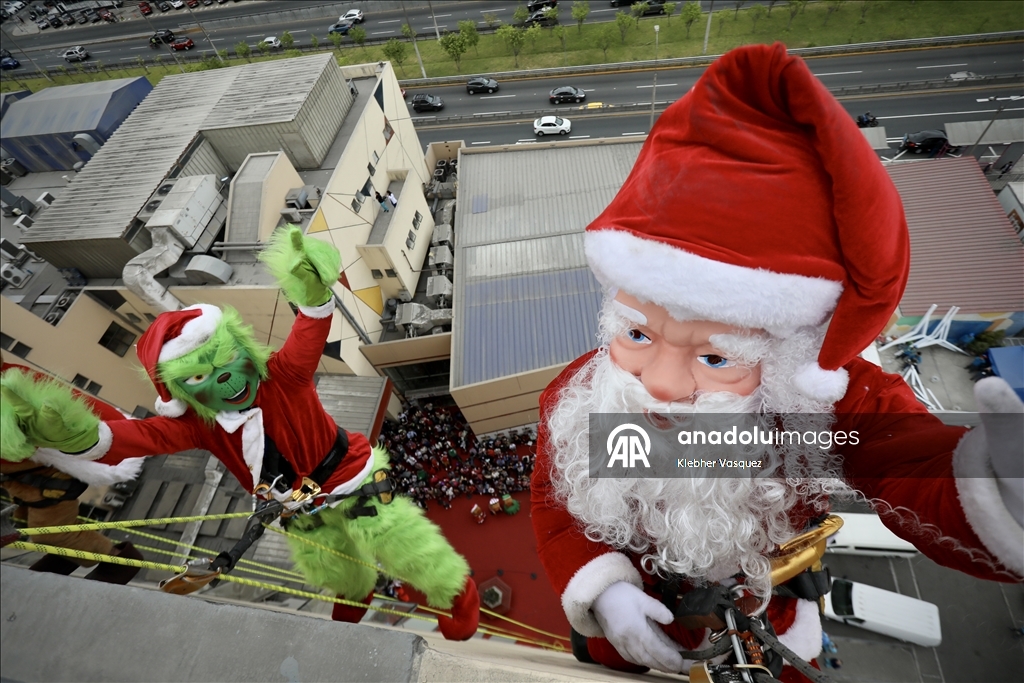 Noel karakterleri Lima'da çocuk hastanesini ziyaret etti