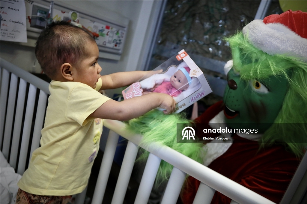 Noel karakterleri Lima'da çocuk hastanesini ziyaret etti