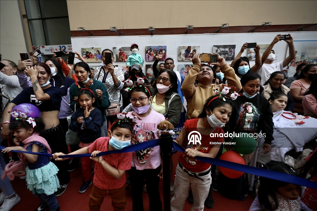 Noel karakterleri Lima'da çocuk hastanesini ziyaret etti