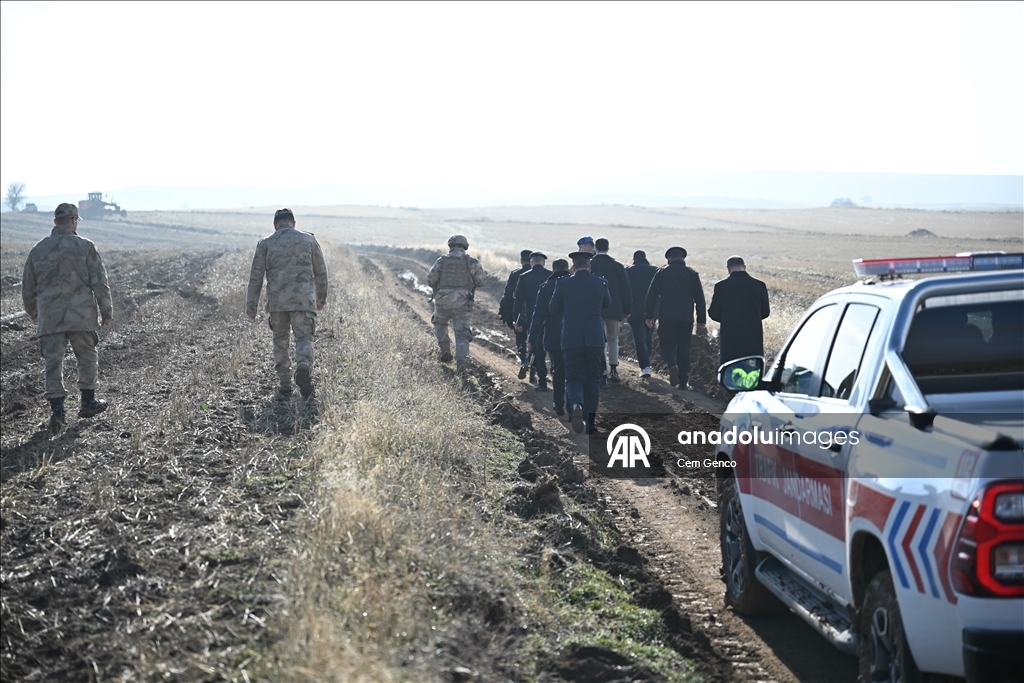 Ливийская военная делегация проводит осмотр обломков разбившегося самолета в Анкаре