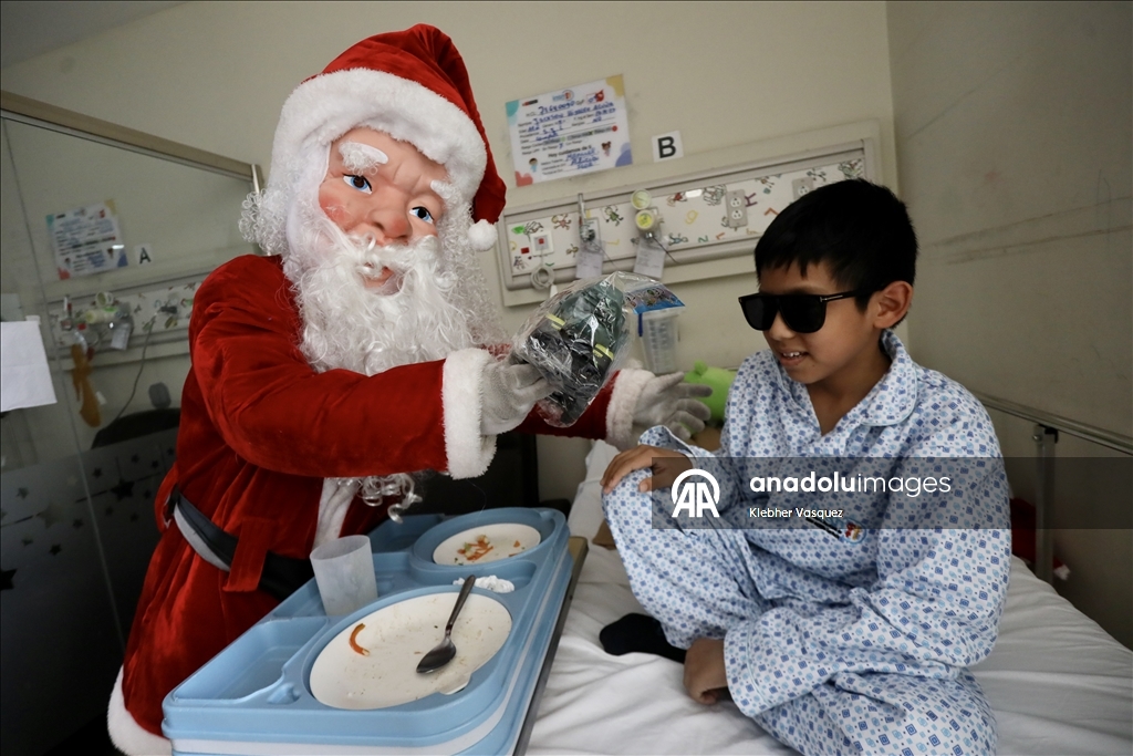 Noel karakterleri Lima'da çocuk hastanesini ziyaret etti