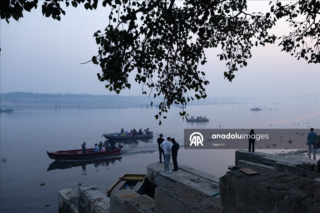 Delhi’de Yamuna Ghat’ta Gün Doğumu Ritüelleri