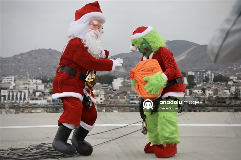 Noel karakterleri Lima'da çocuk hastanesini ziyaret etti