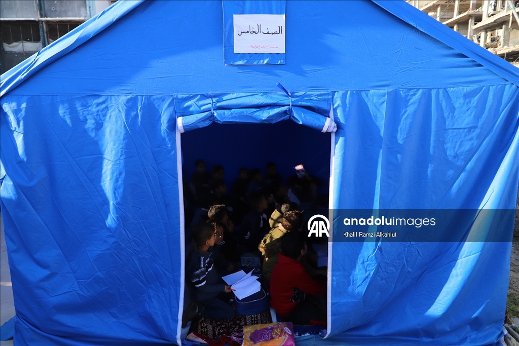 Gazze’de gönüllü öğretmenler kurdukları çadırlarda ders veriyor