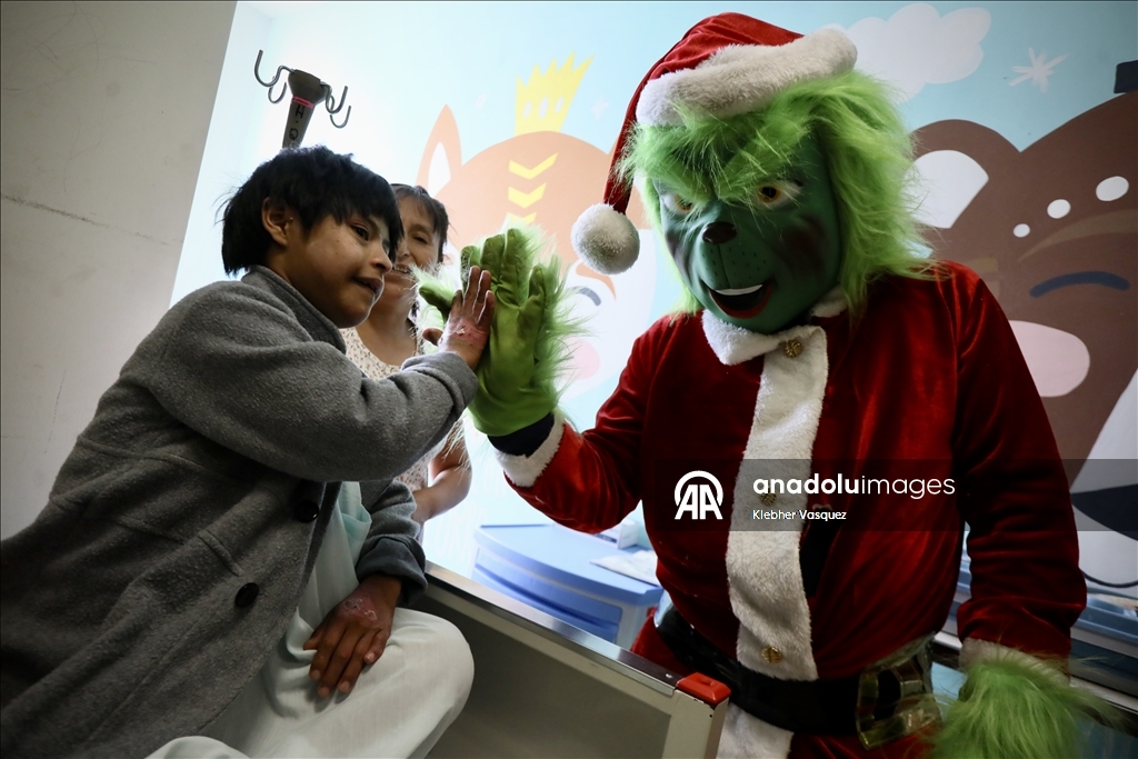 Noel karakterleri Lima'da çocuk hastanesini ziyaret etti