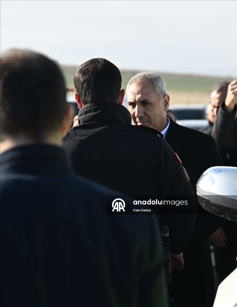 Ливийская военная делегация проводит осмотр обломков разбившегося самолета в Анкаре