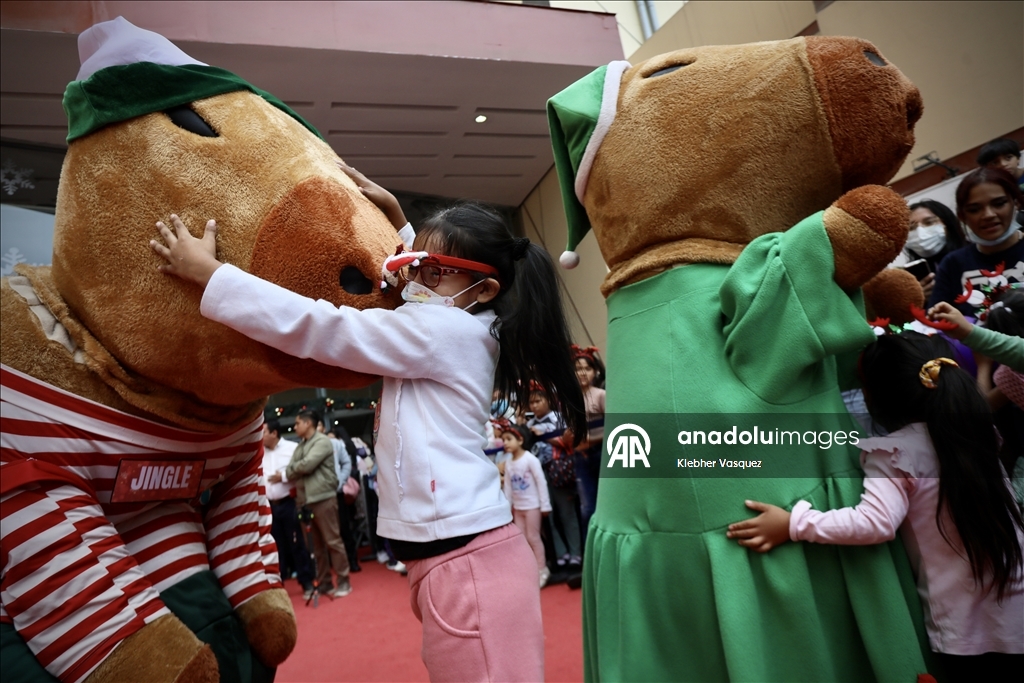 Noel karakterleri Lima'da çocuk hastanesini ziyaret etti