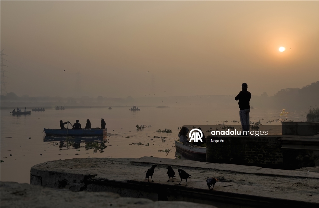 Delhi’de Yamuna Ghat’ta Gün Doğumu Ritüelleri