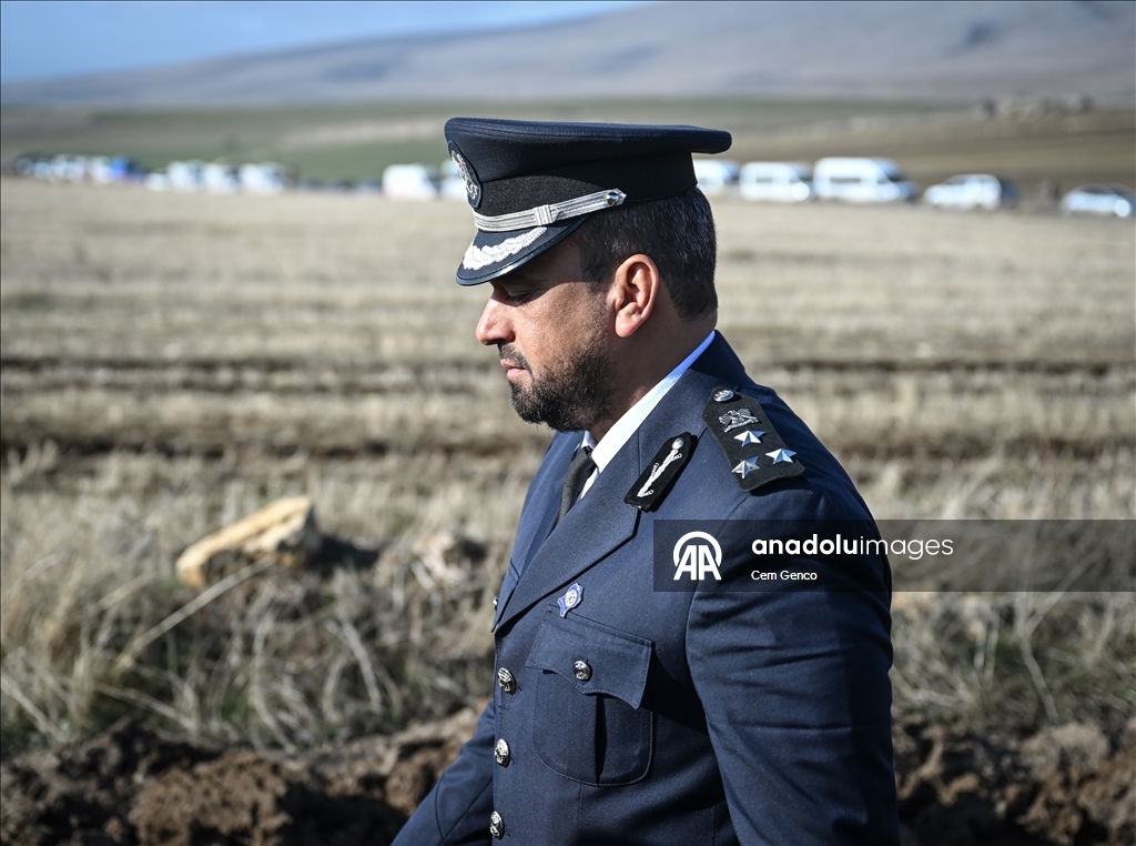 Ливийская военная делегация проводит осмотр обломков разбившегося самолета в Анкаре